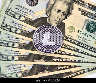 MONTREAL, KANADA - 10. MÄRZ 2018: Litecoin cryptocurrency Silber münze und Logo auf amerikanischen Dollar Banknoten. Stockfoto