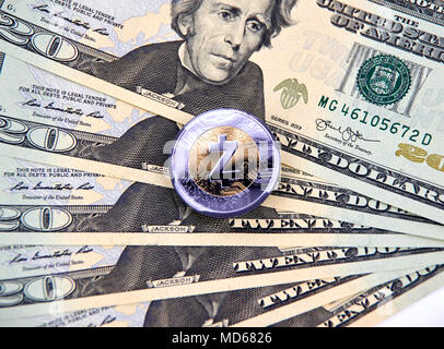 MONTREAL, KANADA - 10. MÄRZ 2018: Zcash cryptocurrency Münze und Logo auf amerikanischen Dollar Banknoten. Stockfoto