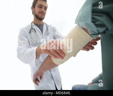 Orthopäde beruhigt seine Patientin. Stockfoto