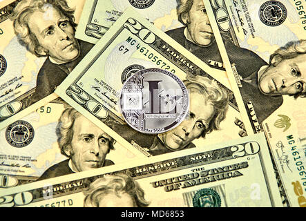 MONTREAL, KANADA - 10. MÄRZ 2018: Litecoin cryptocurrency Silber münze und Logo auf amerikanischen Dollar Banknoten. Stockfoto