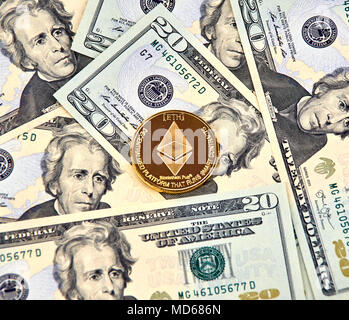 MONTREAL, KANADA - 10. MÄRZ 2018: astraleums cryptocurrency gold coin und Logo auf amerikanischen Dollar Banknoten. Stockfoto