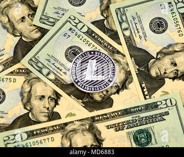 MONTREAL, KANADA - 10. MÄRZ 2018: Litecoin cryptocurrency Silber münze und Logo auf amerikanischen Dollar Banknoten. Stockfoto