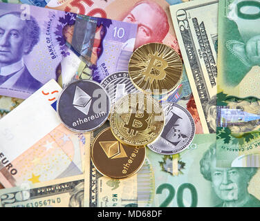 MONTREAL, KANADA - 10. MÄRZ 2018: Cryptocurrency Münzen auf kanadischen, amerikanischen und Euro-banknoten, litecoin, bitcoin, des Astraleums Stockfoto