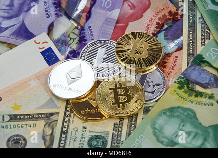 MONTREAL, KANADA - 10. MÄRZ 2018: Cryptocurrency Münzen auf kanadischen, amerikanischen und Euro-banknoten, litecoin, bitcoin, des Astraleums Stockfoto