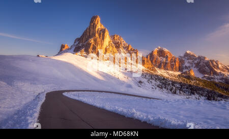 Fantastische Winterlandschaft, Passo Giau mit berühmten Ra Gusela, Nuvolau Gipfeln im Hintergrund, Dolomiten, Italien, Europa Stockfoto