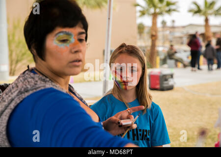 Der Spring Family Day im Marine Corps Air Ground Combat Center Twentynine Palms war eine Familientreue, die am 24. März 2018 vom 1. Bataillon des 7. Marineregiments veranstaltet wurde. Das Archivbild dokumentiert ein Kind, das während der Osterfeier der Installation von einem Spezialeffektkünstler im Victory Field Gesichtsgemälde erhält. Stockfoto