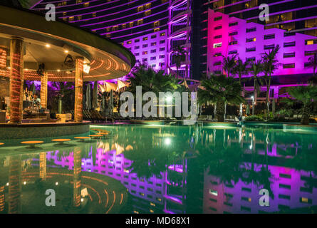 Der Pool und die Bar im Jumeirah Beach Hotel in der Nacht in Dubai, Vereinigte Arabische Emirate, Naher Osten. Stockfoto