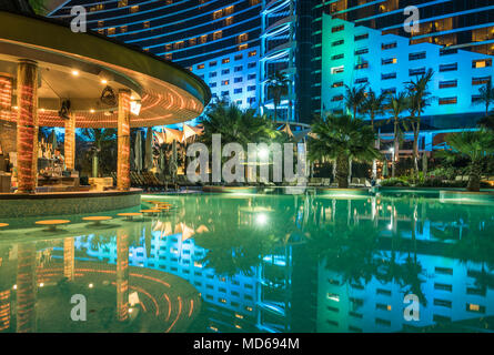 Der Pool und die Bar im Jumeirah Beach Hotel in der Nacht in Dubai, Vereinigte Arabische Emirate, Naher Osten. Stockfoto