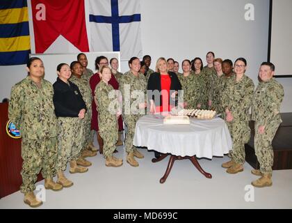 180328-N-bei 856-022 Williamsburg, VA (28. März 2018) - Emily Brauer, ein Mitglied der Virginia Haus der Delegierte der 64. Bezirk, stellt in einer Gruppe Foto mit Marine Expedtionary Logistik Support Group (NAVELSG) Segler, während der Befehl Geschichte der Frauen Monat Einhaltung auf Waffen Naval Station Yorktown, Cheatham Anhang, Mar 28. NAVELSG ist eine wichtige Voraussetzung für Maritime Vorpositionierung Forcers (MPF), Joint Logistics Über das Ufer (JLOTS) Betriebs- und Seestreitkräfte an Land die expeditionary Güterumschlagdienste für Oberflächen-, Luft-, und Terminal operations, taktische fuelin Stockfoto