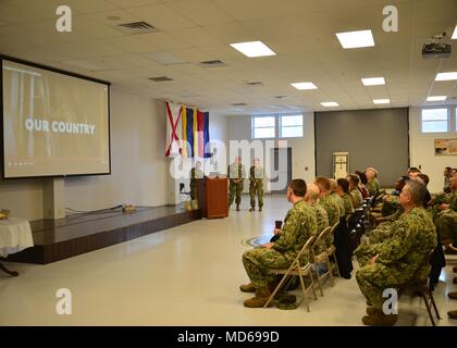 180328-N-bei 856-026 Williamsburg, VA (28. März 2018) - Marine Expedtionary Logistik Support Group (NAVELSG) führt in die Geschichte der Frauen Monat Einhaltung auf Waffen Naval Station Yorktown, Cheatham Anhang, Mar 28. NAVELSG ist eine wichtige Voraussetzung für Maritime Vorpositionierung Forcers (MPF), Joint Logistics Über das Ufer (JLOTS) Betriebs- und Seestreitkräfte an Land die expeditionary Güterumschlagdienste für Oberflächen-, Luft-, und Terminal operations, taktische tanken, und Ordnance Handhabung/Berichterstattung zur Unterstützung der weltweiten Naval, Gemeinsame, ressortübergreifende und kombinierten Kräfte/Organisation. Us Navy Foto b Stockfoto