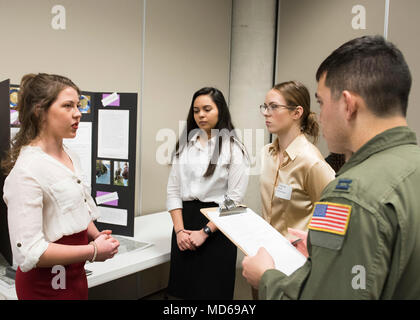 Kapitän Joseph Springfield, 384 Air Refuelling Squadron Pilot, die einem Projekt während der Eastern Washington Regionale Wissenschaft und Technik Messe an der Spokane Washington State University Campus, Washington, 15. März 2018. Team Fairchild Offiziere und Piloten wurden von WSU eingeladen, mit der vorläufigen Beurteilung der Schüler Projekte zu helfen. (U.S. Air Force Foto/Senior Airman Ryan Lakai) Stockfoto