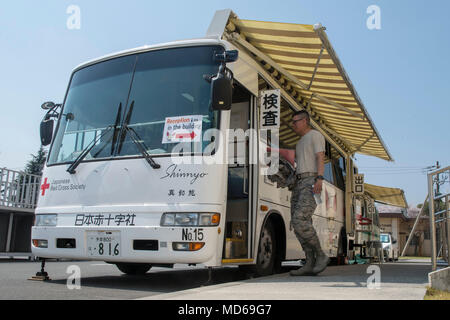 Staff Sgt. Michael Ober, 374 Operations Support Squadron NCO der Flugplatz Management Training, Schritte auf dem Japanischen Roten Kreuz Gesellschaft Bus nach Blut an Yokota Air Base, Japan, 28. März 2018 Spenden. Mit Hilfe von Blut- und Plasmaspendern wie Ober, der GFS ist in der Lage, Blut Produkte für medizinische Einrichtungen, im ganzen Land zu liefern, Speichern von fast 1,2 Millionen Menschen pro Jahr. (U.S. Air Force Foto von Airman 1st Class Matthew Gilmore) Stockfoto