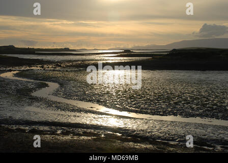 Sonnenuntergang an der Clew Bay County Mayo Irland mit goldenen Sonnenlicht bei Ebbe Stockfoto