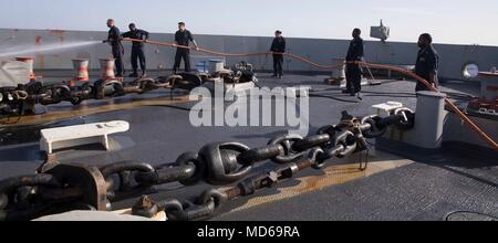180324-N-GR 168-0219 MITTELMEER (24. März 2018) Segler waschen Sie die Fo'c's le der San Antonio-Klasse amphibious Transport dock Schiff USS New York (LPD-21) 24. März 2018. New York, homeported in Mayport, Florida, ist die Durchführung von naval Operations in den USA 6 Flotte Bereich der Operationen. (U.S. Marine Foto von Mass Communication Specialist 2. Klasse Lyle Wilkie/Freigegeben) Stockfoto