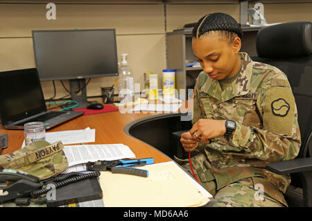 Pfc. Alexis S. Payton, ein Signal Support Systems Specialist, an den Sitz und die Konzernzentrale, 19 Expeditionary Sustainment Command, Camp Henry, Daegu, Korea zugewiesen wurde mit der Armee ROTC Grün Gold's Division Commander Hip Pocket Stipendium vorgelegt, nach der Bereich IV Frauen Geschichte Monat Beachtung, im Lager Henry Theater, 23. März statt. Brig. Gen. Michel M. Russell Sr, Kommandierender General des 19. WSA, zusammen mit Command Sgt. Maj. Maurice V. Chaplin, des WSA Senior Berater angeworben wurden beide an Hand für die Darstellung. (U.S. Armee Foto von Sgt. 1. Klasse Stockfoto