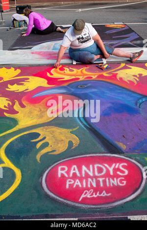 Ein Chalk artist sitzt auf dem Bürgersteig eine aufwändige Halloween Szene auf einer Straße der Innenstadt am 11. Oktober 2014 in Marietta, GA zu zeichnen. Stockfoto