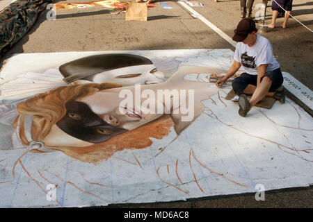 Marietta, GA, USA - Oktober 11, 2014: ein Chalk Künstler arbeitet auf einem eloborate Halloween Szene auf einer Straße der Innenstadt als Teil der Marietta Chalkfest. Stockfoto