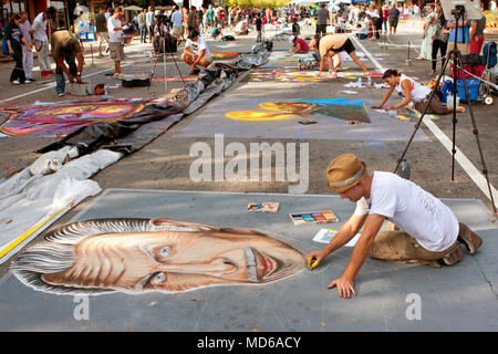 Marietta, GA, USA - Oktober 11, 2014: Chalk Künstler erstellen aufwändige Halloween Szenen auf einer Straße der Innenstadt als Teil der Marietta Chalkfest. Stockfoto