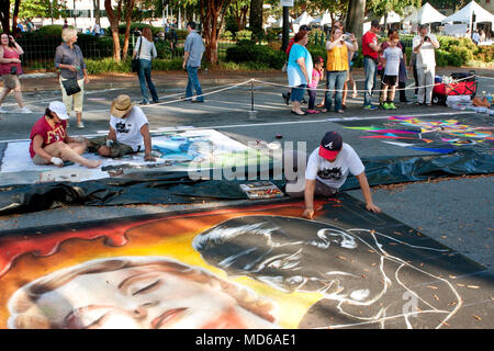 Marietta, GA, USA - Oktober 11, 2014: Chalk Künstler Skizze aufwendigen Halloween Szenen auf einer Straße der Innenstadt als Teil der Marietta Chalkfest. Stockfoto