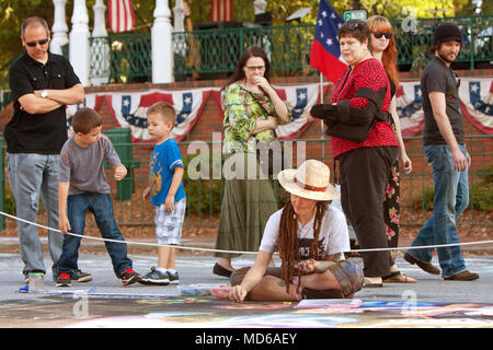 Marietta, GA, USA - Oktober 11, 2014: ein Chalk Künstler zeichnet ein Halloween Abbildung auf der Straße als Zuschauer an der Marietta Chalkfest suchen. Stockfoto