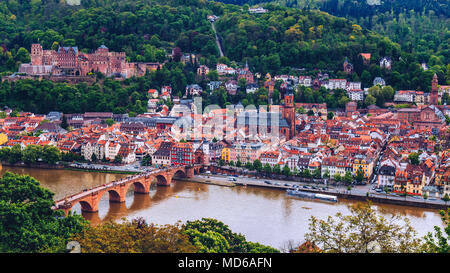 Heidelberg mit der berühmten alten Brücke und das Schloss von Heidelberg, Heidelberg, Deutschland Stockfoto