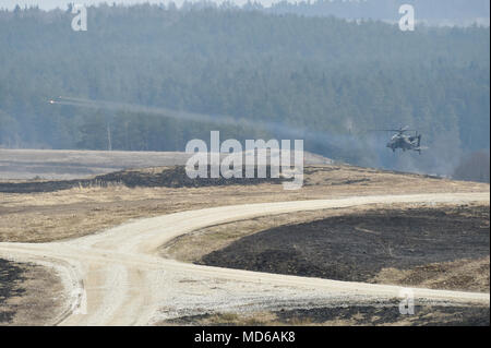 Eine AH-64D Apache longbow Helikopter mit Task Force Task Force Viper 1 Bataillon, 3 Aviation Regiment, 12 Combat Aviation Brigade Brände Hellfire Raketen während einer kombinierten Waffen live Fire übung mit 5 Squadron, 4th Cavalry Regiment, 2. gepanzerte Brigade Combat Team, 1.Infanterie Division bei der 7th Army Training Befehl Grafenwöhr Training Area, Deutschland, 26. März 2018. (U.S. Armee Foto von Gertrud Zach) Stockfoto