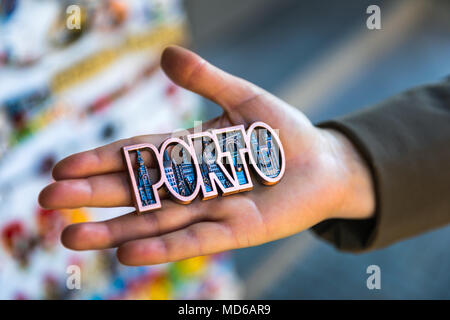 Frauen Hand Porto magnet Souvenir mit Porto in Portugal. Stockfoto