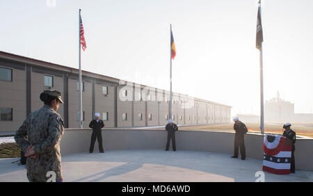 180329-N-BK 435-0066 DEVESELU, Rumänien (28. März 2018) Matrosen zu Naval Support Facility Deveselu ihre Köpfe zu einem Moment der Stille Bug bei einer Einhaltung zum 50. Jahrestag des Vietnam Krieges zugewiesen. NSF AAMDS Deveselu und Rumänien sind in Zusammenarbeit mit dem Rumänischen 99th Military Base entfernt und eine wichtige Rolle bei der Abwehr ballistischer Flugkörper in Osteuropa spielen. (U.S. Marine Foto von Mass Communication Specialist 1. Klasse Jeremy Starr/Freigegeben) Stockfoto