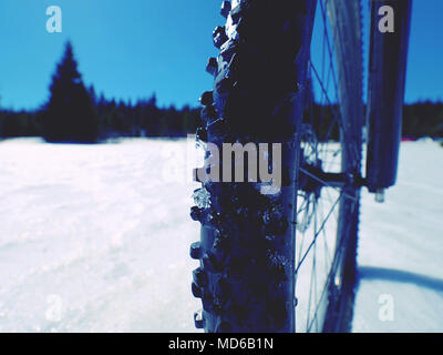 Vorderrad von Mountainbike im Schnee blockiert. Schnee reiten ist Extremsport. Sonnigen Wintertag in schneebedeckten Feld Stockfoto