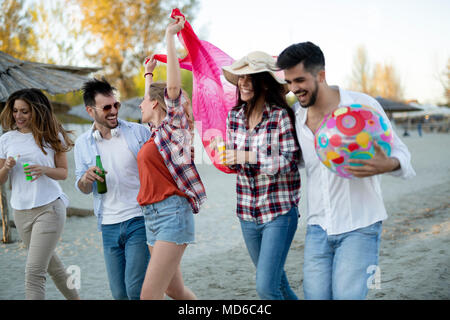 Gerne Freunde Lachen und Lächeln im Freien Stockfoto