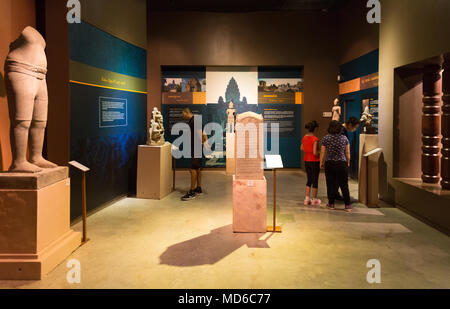 Besucher, die an Ausstellungen im Angkor National Museum, Siem Reap, Kambodscha Asien Stockfoto