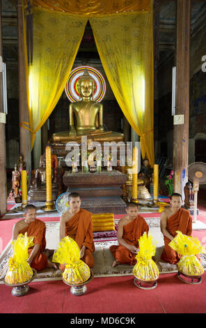 Kambodscha Mönche - vier buddhistische Mönche während einer Zeremonie im Tempel ein buddhistisches Heiligtum, Siem Reap, Kambodscha Asien Stockfoto