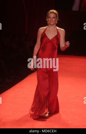 LEANN RIMES 2006 DAS HERZ WAHRHEIT'' RED DRESS KOLLEKTION FASHION SHOW am Bryant Park Foto von John Barrett/PHOTOlink.net Stockfoto