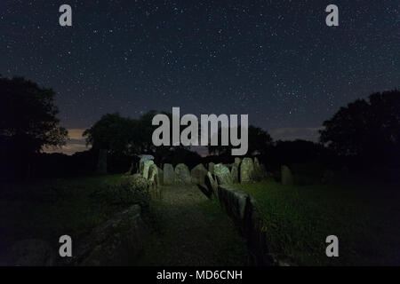 Dolmen der großen Eiche. Nacht Landschaft mit alten prähistorischen Dolmen. Montehermoso. Der Extremadura. Spanien. Stockfoto