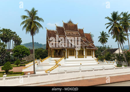 Blick auf die reich verzierten Haw Pha Bang Tempel, auch als Royal oder Schlosskapelle bekannt. Es ist neben dem Königlichen Palast in Luang Prabang, Laos. Stockfoto