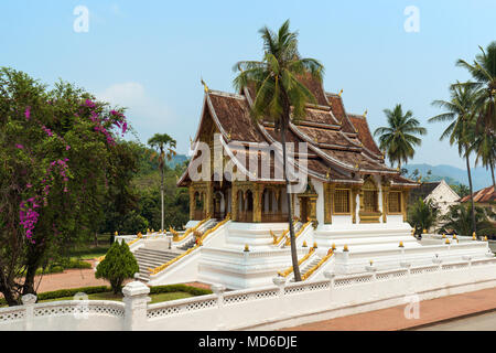 Blick auf die reich verzierten Haw Pha Bang Tempel, auch als Royal oder Schlosskapelle bekannt. Es ist neben dem Königlichen Palast in Luang Prabang, Laos. Stockfoto