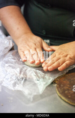 Koch Betty Vázquez Vorbereitung sopes Restaurant El Delfin, San Blas, Riviera Nayarit, Mexiko Stockfoto