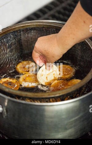 Koch Betty Vázquez Vorbereitung sopes durch Braten die Tortilla Restaurant El Delfin, San Blas, Riviera Nayarit, Mexiko Stockfoto