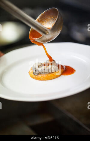 Oyster sopes mit Tomatensauce Restaurant El Delfin, San Blas, Riviera Nayarit, Mexiko abgedeckt Stockfoto