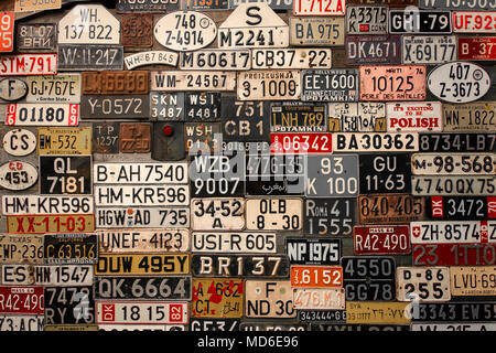 Verschiedene retro Lizenz Platten an der Wand. Stockfoto