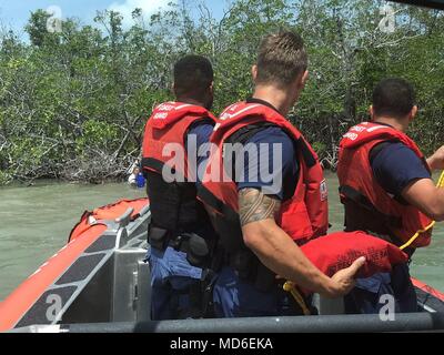 Ein Coast Guard Station Islamorada 33-Fuß-Special Purpose Handwerk - Strafverfolgung boatcrew bereitet eine vierköpfige Familie aus dem Wasser zu retten Sonntag, 15 April, 2018 im Blackwater Sound in der Nähe von Key Largo. Die boatcrew nahm die Familie Gilberts Marina mit von Verletzungen. U.S. Coast Guard Foto von Petty Officer 2. Klasse Gabriel Kaczoroski Stockfoto