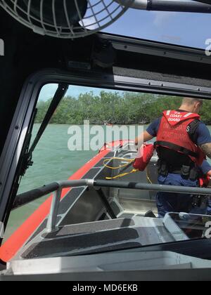 Ein Coast Guard Station Islamorada 33-Fuß-Special Purpose Handwerk - Strafverfolgung boatcrew Ansätze einer Familie im Wasser Sonntag, 15 April, 2018 im Blackwater Sound in der Nähe von Key Largo. Die boatcrew nahm die Familie Gilberts Marina mit von Verletzungen. U.S. Coast Guard Foto von Petty Officer 2. Klasse Gabriel Kaczoroski Stockfoto