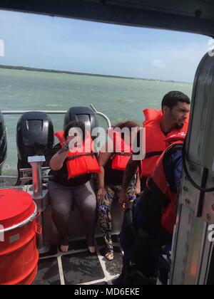 Eine Familie mit vier Personen wurden gerettet aus dem Wasser durch ein Coast Guard Station Islamorada 33-Fuß-Special Purpose Handwerk - Strafverfolgung boatcrew Sonntag, 15 April, 2018 im Blackwater Sound in der Nähe von Key Largo. Die boatcrew nahm die Familie Gilberts Marina mit von Verletzungen. U.S. Coast Guard Foto von Petty Officer 2. Klasse Gabriel Kaczoroski Stockfoto