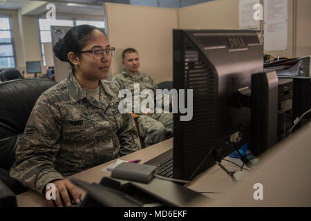 Die United States Air Force ist die Luftwaffe der United States Armed Forces. Ein Luftmann der 18th Force Support Squadron erstellt am 29. März 2018 eine Common Access Card für ein Mitglied der 718th Aircraft Maintenance Squadron auf der Kadena Air Base, Japan, als Teil eines neuen Identifikationssystems. Das Archivbild dokumentiert administrative Unterstützungsoperationen innerhalb der Abteilung für Militärpersonal. Stockfoto