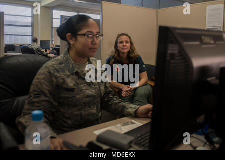 Die United States Air Force ist die Luftwaffe der United States Armed Forces. Ein Luftmann der 18th Force Support Squadron stellt am 29. März 2018 auf der Kadena Air Base, Japan, einen abhängigen Personalausweis für den Ehepartner eines pensionierten Armeekaplains vor. Das Archivbild dokumentiert den Service- und Personaldienstbetrieb. Stockfoto