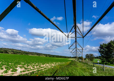 Pivot Wasser System in einem landwirtschaftlichen Gebiet, Landwirtschaft Bewässerung Maschine. Unterseite Stockfoto