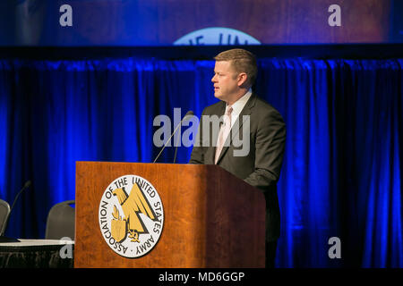 Unter Sekretär der Armee Hon Ryan D. McCarthy gibt seine Erläuterungen während der Verband der US-Armee globale Kraft Symposium 2018 in Huntsville, Alabama, Jan. 26, 2018. Hunderte von Soldaten, Armee Zivilisten, der Wissenschaft und Partnern aus der Wirtschaft nahmen an der Veranstaltung teil. (U.S. Armee Foto von Sgt. 1. Klasse Teddy Furt) Stockfoto