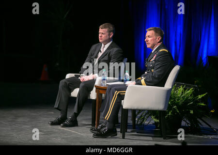 Unter Sekretär der Armee Hon Ryan D. McCarthy und Armee Stellvertretender Stabschef General James McConville eine Frage- und Antwortrunde während der Verband der US-Armee globale Kraft Symposium 2018 in Huntsville, Alabama, März 26, 2018 leiten. Hunderte von Soldaten, Armee Zivilisten, der Wissenschaft und Partnern aus der Wirtschaft nahmen an der Veranstaltung teil. (U.S. Armee Foto von Sgt. 1. Klasse Teddy Furt) Stockfoto