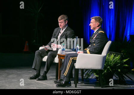 Unter Sekretär der Armee Hon Ryan D. McCarthy und Armee Stellvertretender Stabschef General James McConville eine Frage- und Antwortrunde während der Verband der US-Armee globale Kraft Symposium 2018 in Huntsville, Alabama, März 26, 2018 leiten. Hunderte von Soldaten, Armee Zivilisten, der Wissenschaft und Partnern aus der Wirtschaft nahmen an der Veranstaltung teil. (U.S. Armee Foto von Sgt. 1. Klasse Teddy Furt) Stockfoto