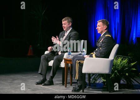 Unter Sekretär der Armee Hon Ryan D. McCarthy und Armee Stellvertretender Stabschef General James McConville eine Frage- und Antwortrunde während der Verband der US-Armee globale Kraft Symposium 2018 in Huntsville, Alabama, März 26, 2018 leiten. Hunderte von Soldaten, Armee Zivilisten, der Wissenschaft und Partnern aus der Wirtschaft nahmen an der Veranstaltung teil. (U.S. Armee Foto von Sgt. 1. Klasse Teddy Furt) Stockfoto